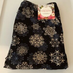 NWT MomMe And More One-Size Snowflake Leggings